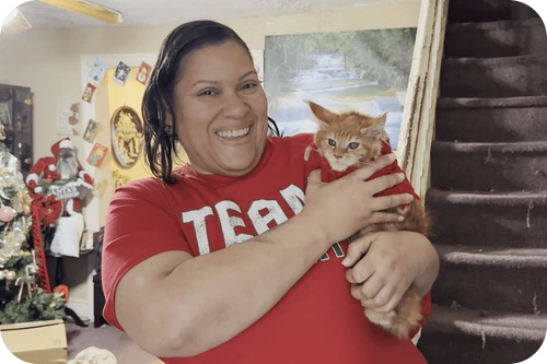 Familia feliz con su gatito