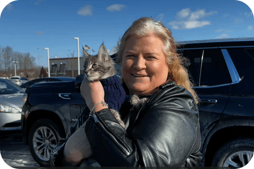 Familia feliz con su gatito
