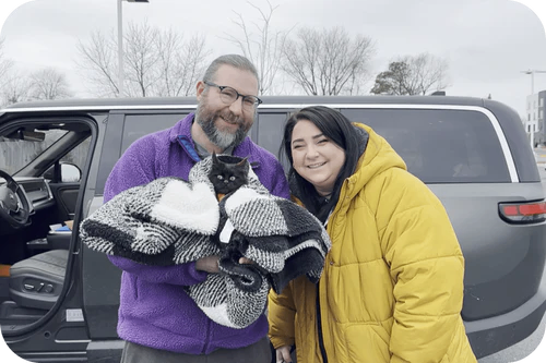 Familia feliz con su gatito