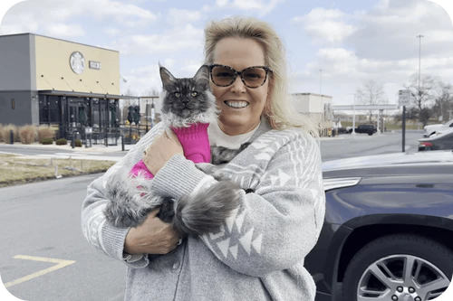 Familia feliz con su gatito