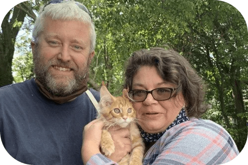 Familia feliz con su gatito