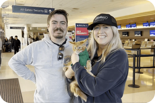 Familia feliz con su gatito