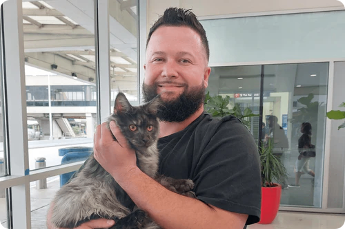 Familia feliz con su gatito