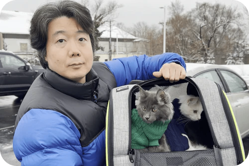 Familia feliz con su gatito